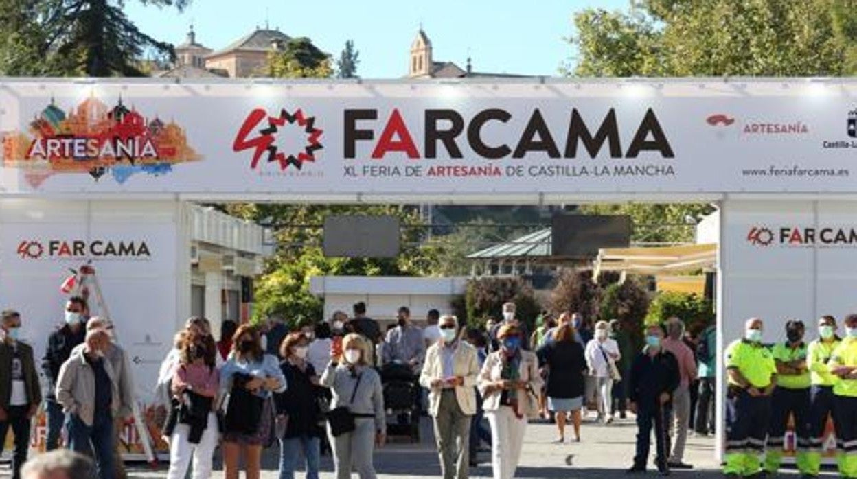 En la imagen de archivo, visitantes en la feria de artesanía celebrada en Toledo