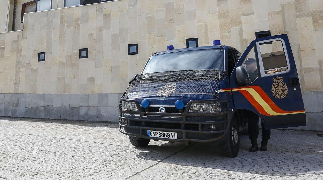 Furgón policial en San Andrés del Rabanedo