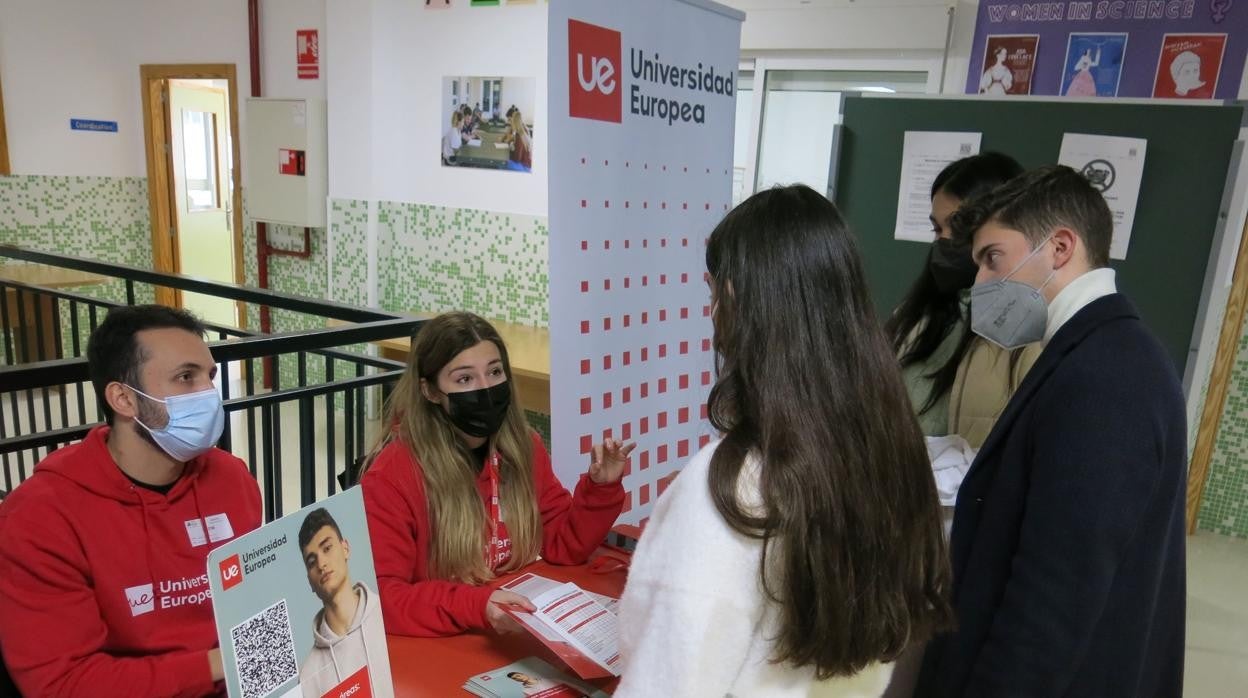 Varios estudiantes se informan en la Feria de Universidades de ELIS Villamartín