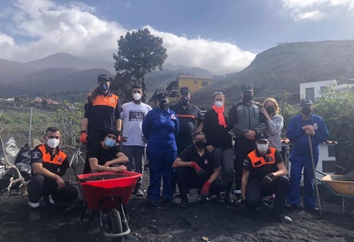 Miguel y el grupo que movilizó para ayudar al barrio