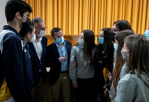 José Luis Quintana (izquierda), alcalde Don Benito, y Miguel Ángel Gallardo (a su derecha), regidor de Villanueva, llevan días de intensa campaña. Arriba, en el Colegio Claret