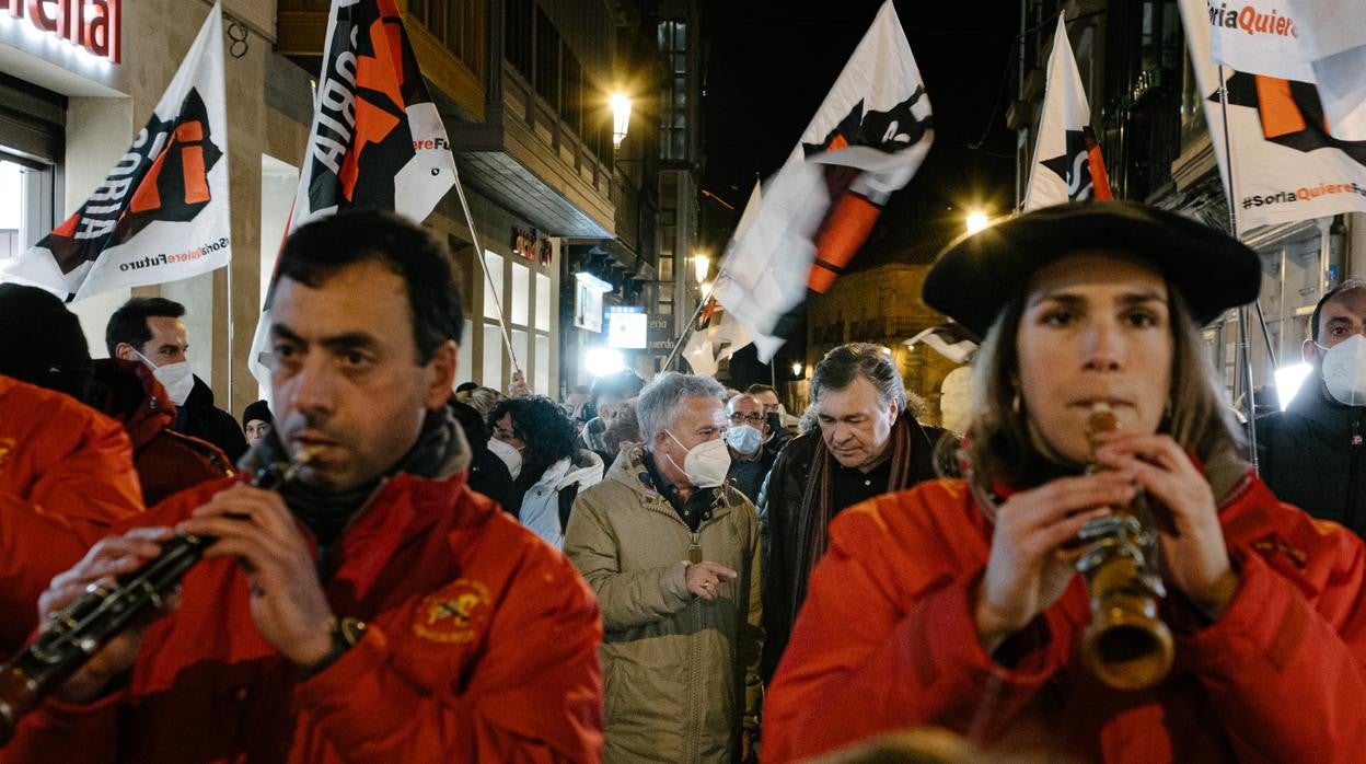 Los gaiteros acompañan al candidato Angel Ceña, junto al diputado de Teruel Existe, Tomás Guitarte durante el acto de fin de campaña de Soria ¡Ya