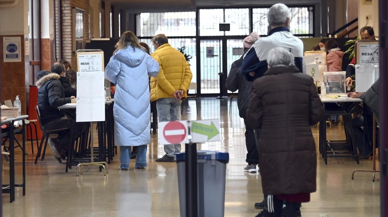 Control de accesos y distancia de seguridad en la apertura de colegios en Burgos en las elecciones de Castilla y León de este 13F