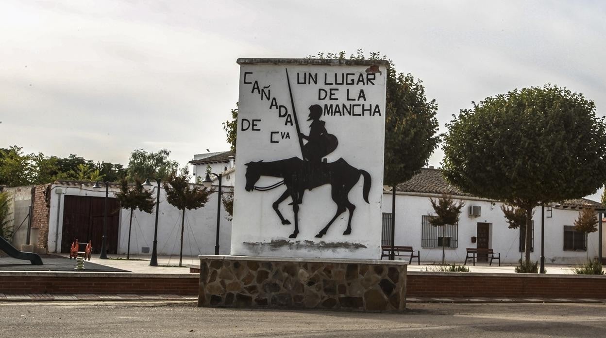 Entrada del municipio ciudaderealeño de Cañada de Calatrava, que cuenta con 105 habitantes