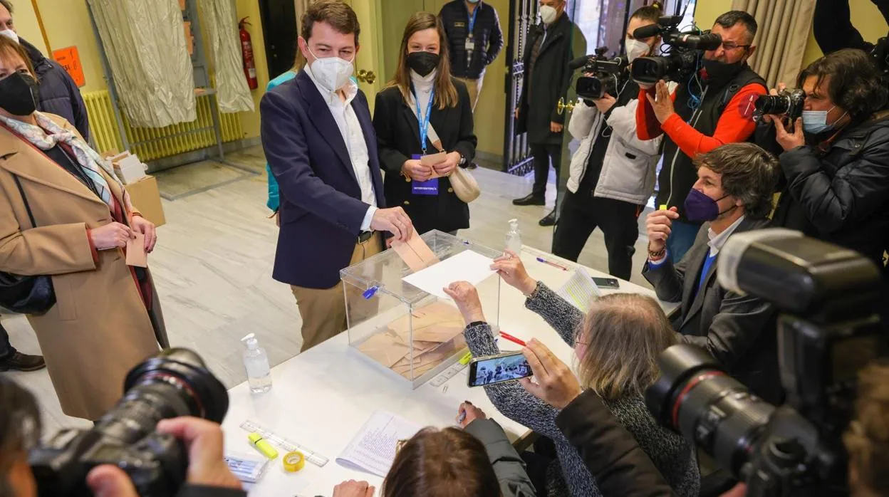 El cabeza de lista de Ciudadanos, Francisco Igea, vota el primero en las Elecciones de Castilla y León 2022