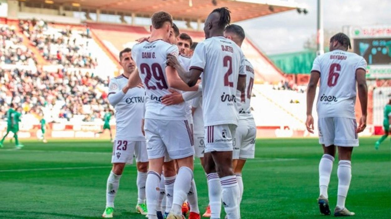 Los jugadores del Albacete Balompié celebran uno de los tres goles contra la U.E. Cornellá