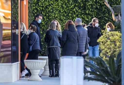 El alcalde de Elche (izquierda), junto a allegados a la familia asesinada, este lunes en el tanatorio