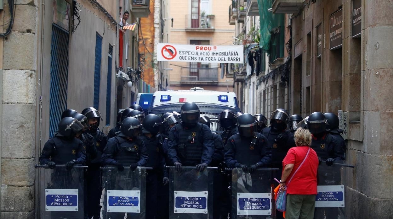 Un cordón de los Mossos 'dEsquadra durante un desalojo /