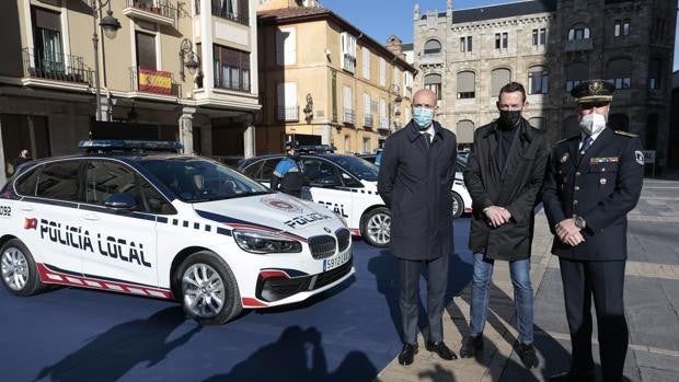 La Policía de León estrena 13 vehículos híbridos en los que el Ayuntamiento ha invertido 875.000 euros