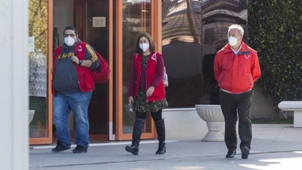 Expertos de la Cruz Roja prestan ayuda psicológica a los compañeros de instituto del parricida de Elche