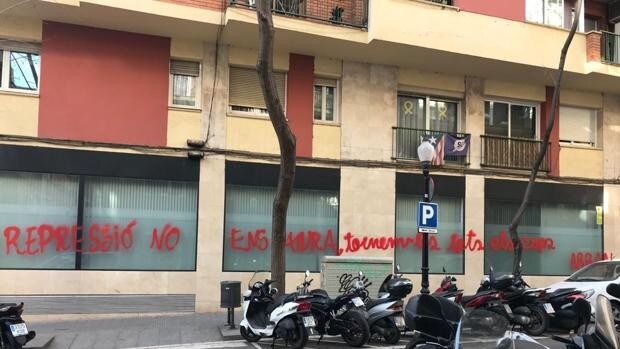 Los 'cachorros' de la CUP atacan la sede de un sindicato de mossos