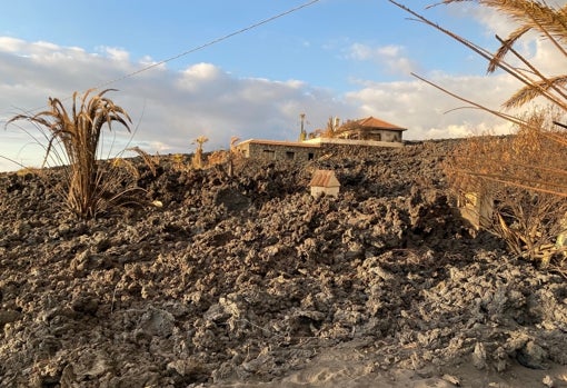 Vivienda semiderruida en medio de las coladas de La Palma