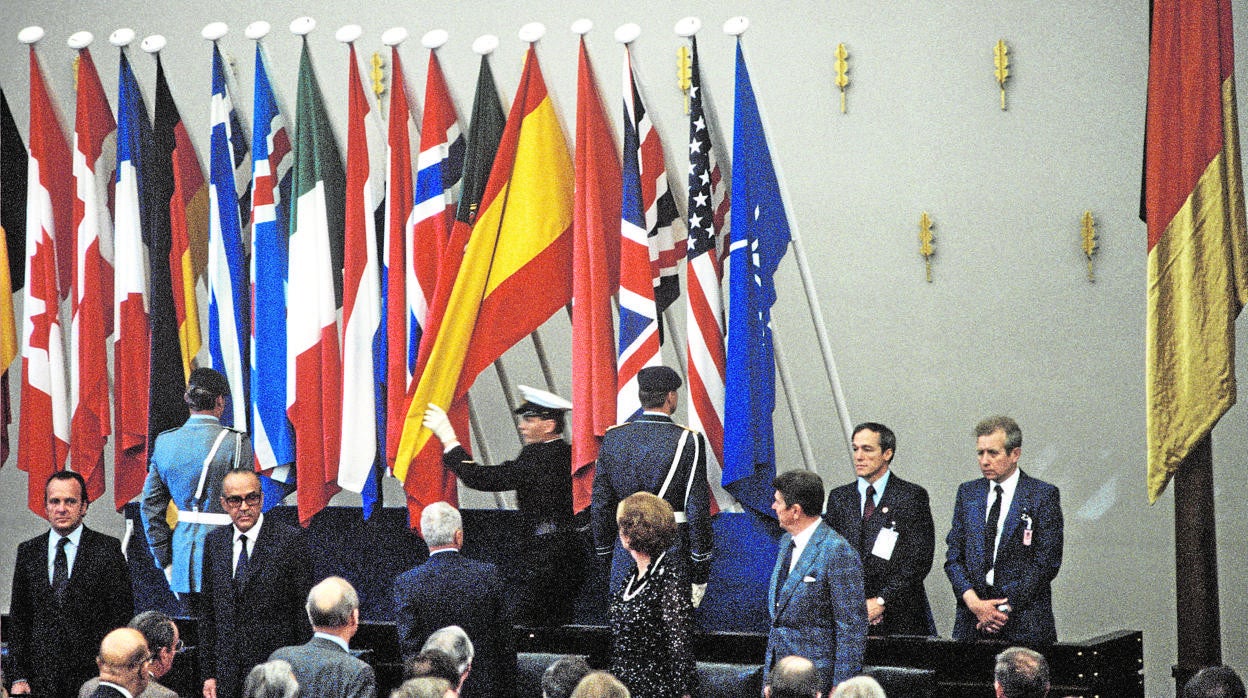 Inauguración el 6 de junio de 1982 de la primera Asamblea General de la OTAN a la que asistió España, con Calvo-Sotelo, Reagan y Thatcher en primera fila