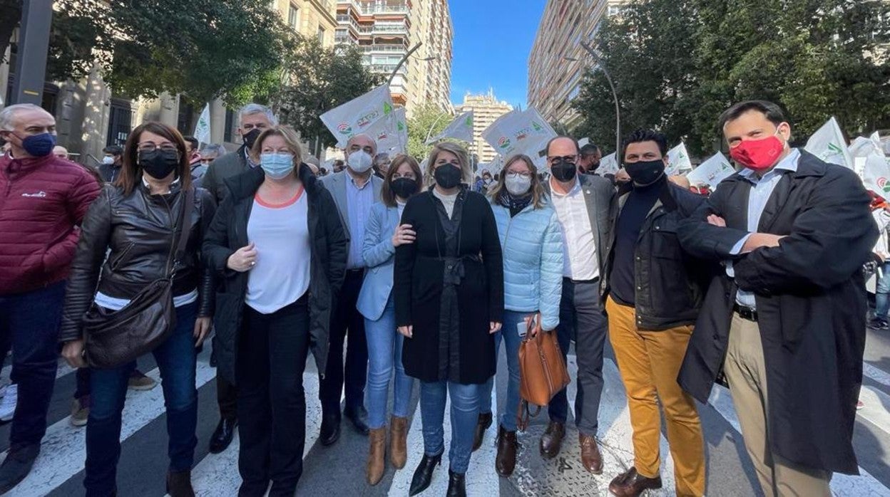 Ana Serna, junto a otros representantes públicos en la manifestación de Murcia