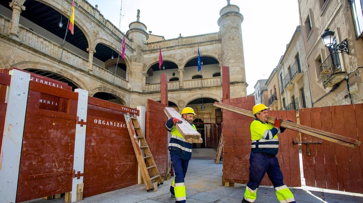 Operarios del ayuntamiento empiezan a disfrazar la Plaza Mayor para el Carnaval