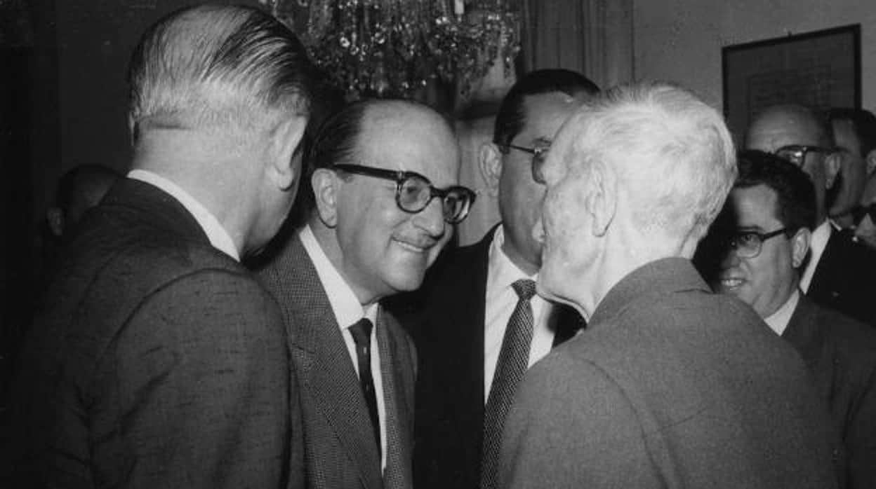 Souvirón, saluda a Azorín, entre Leopoldo María Panero y Luis Rosales, en 1962