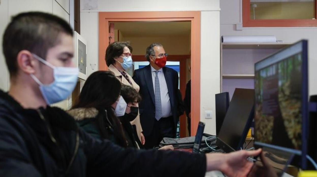 El consejero de Educación, Enrique Ossorio, durante la visita a un centro de FP madrileño