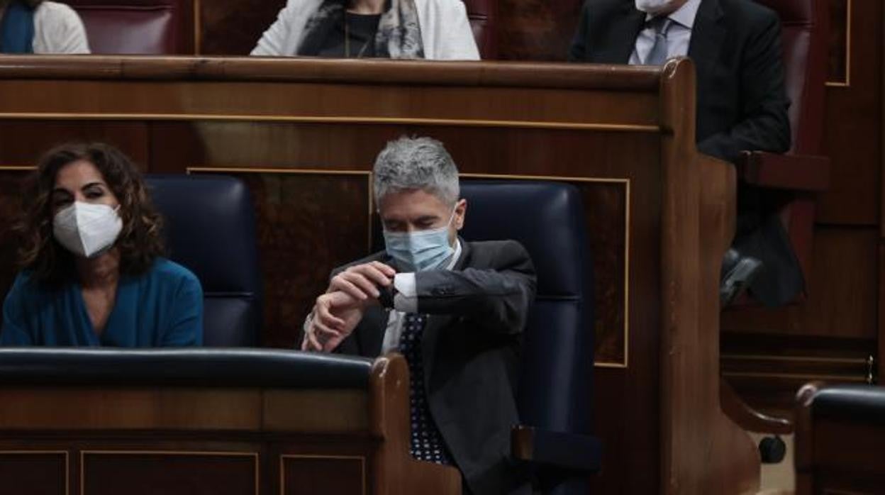 María Jesús Montero y Fernando Grande-Marlaska durante la sesión de control al Congreso