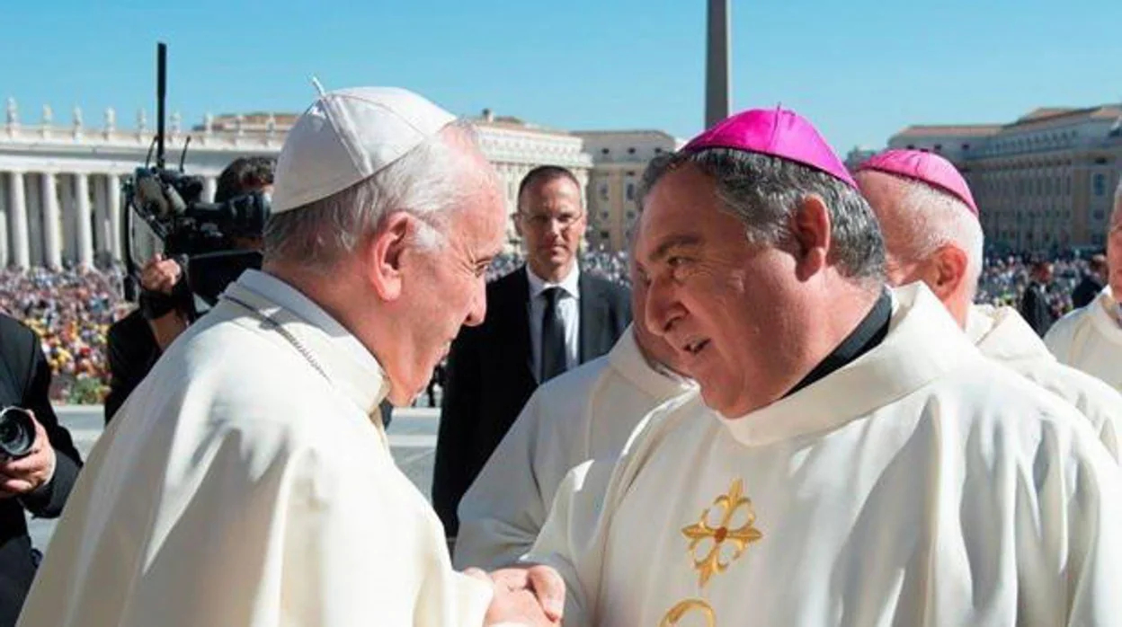El Papa Francisco con el obispo José Mazuelos