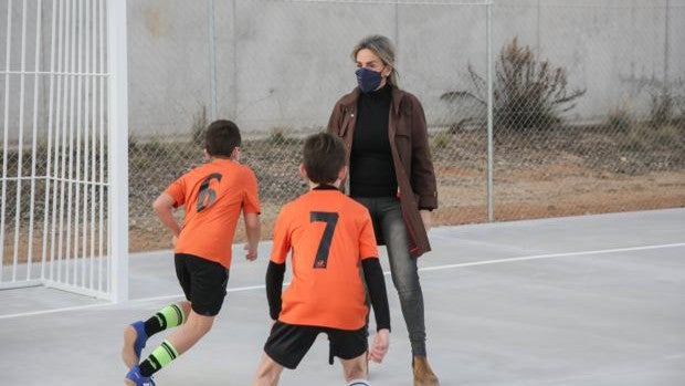 Milagros Tolón estrena la nueva pista polideportiva del barrio de La Legua