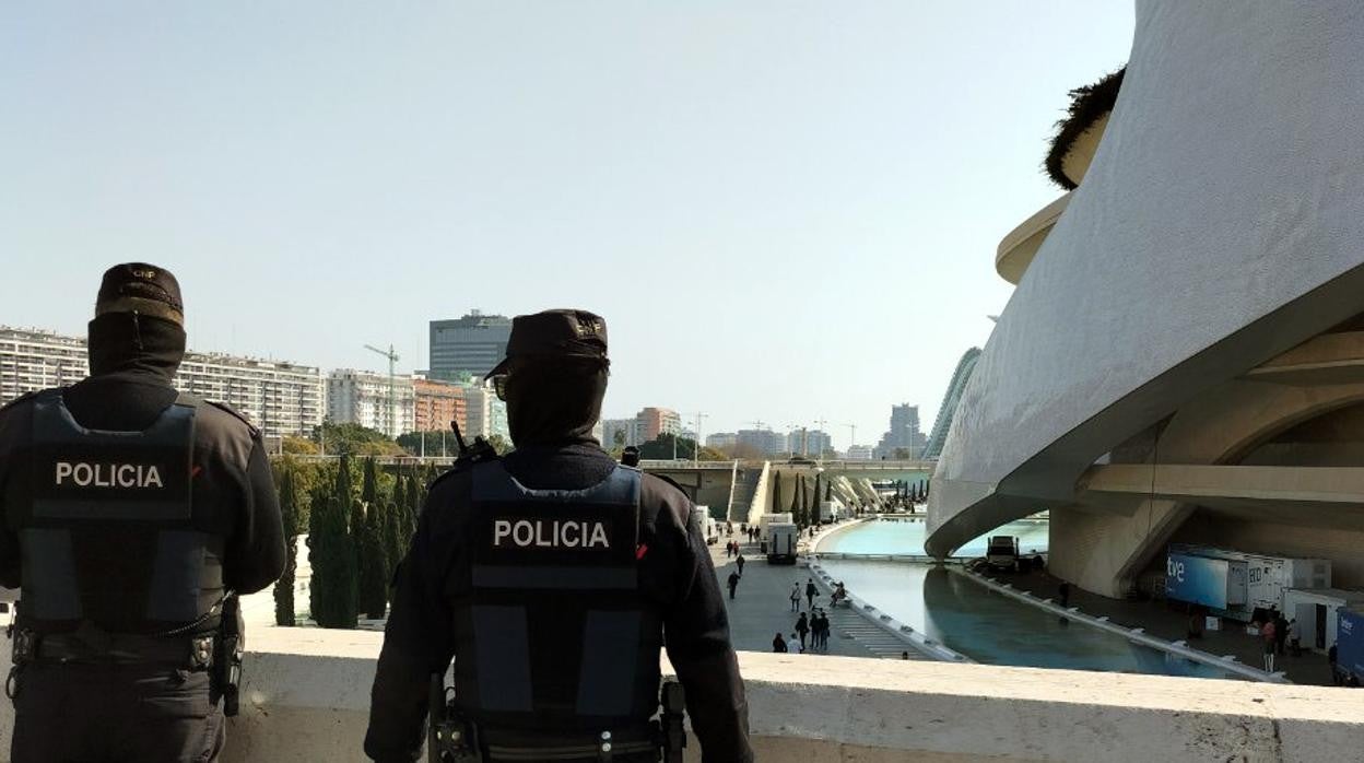 Dos agentes de la Polícia de la Generalitat, en el dispostivo de los Premios Goya, celebrados en Les Arts.