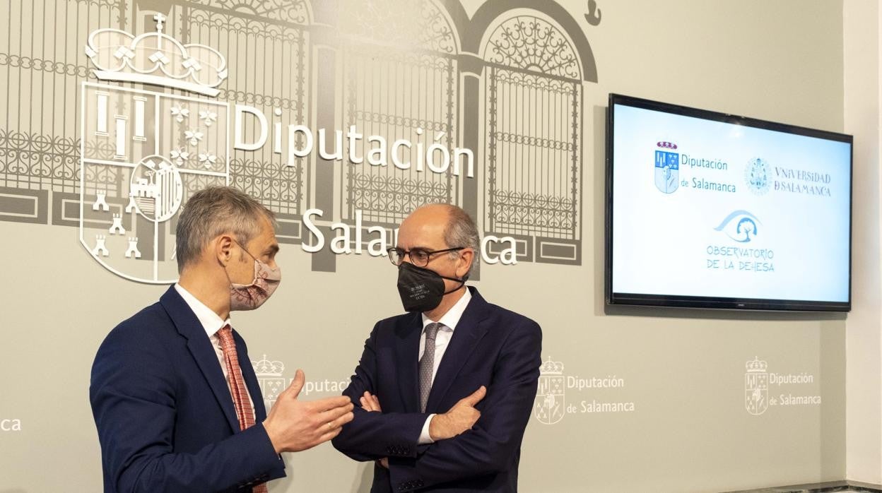 El presidente de la Diputación, Javier Iglesias (d), y el rector de la Universidad de Salamanca, Ricardo Rivero (i), presentan las actividades del Proyecto Observatorio de la Dehesa