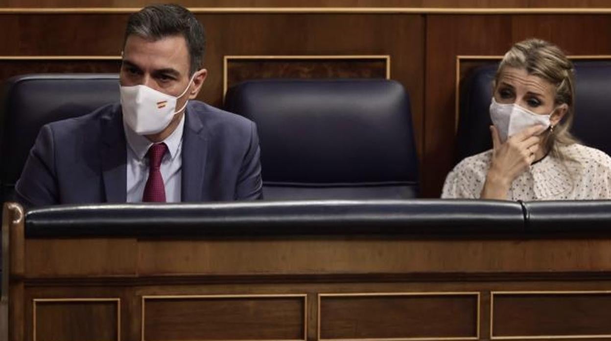 El jefe del Gobierno, Pedro Sánchez, junto a la vicepresidenta segunda, Yolanda Díaz en una imagen de archivo