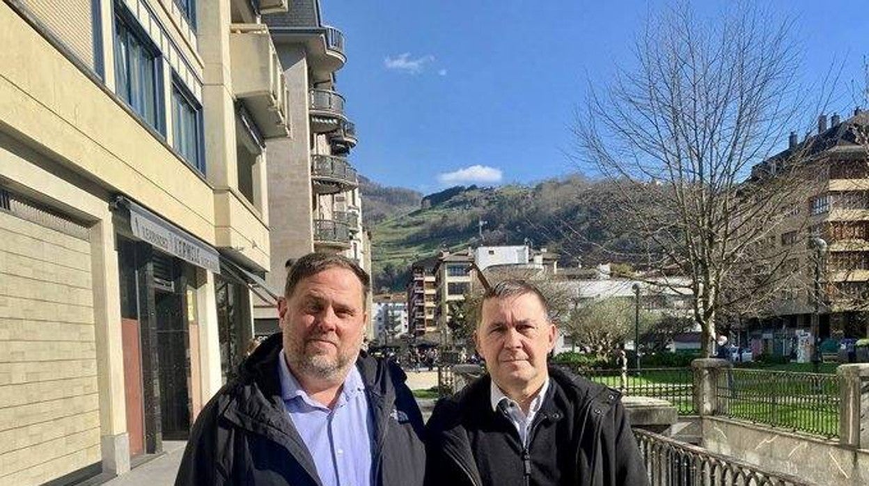 Oriol Junqueras y Arnaldo Otegi hoy tras reunirse en el País Vasco