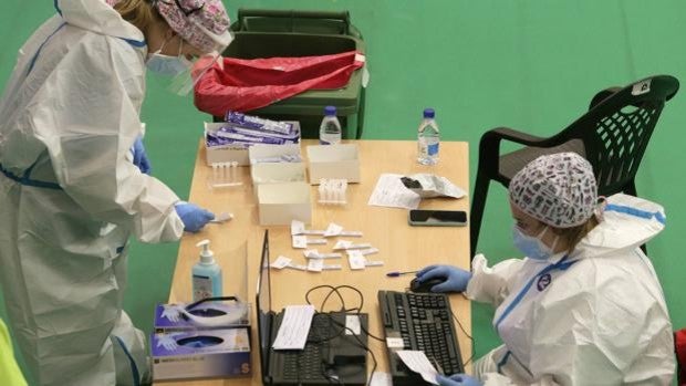 El Covid sigue su desplome: caen los contagios un 32% en una semana, hasta los 1.436 casos