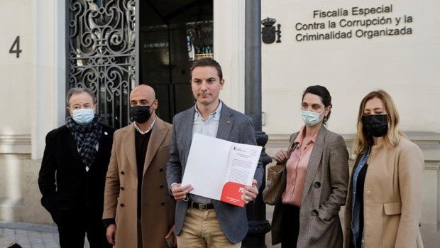 El PSOE plantea una denuncia ante la Fiscalía por tráfico de influencias y malversación de fondos públicos en el contrato que favoreció al hermano de Ayuso