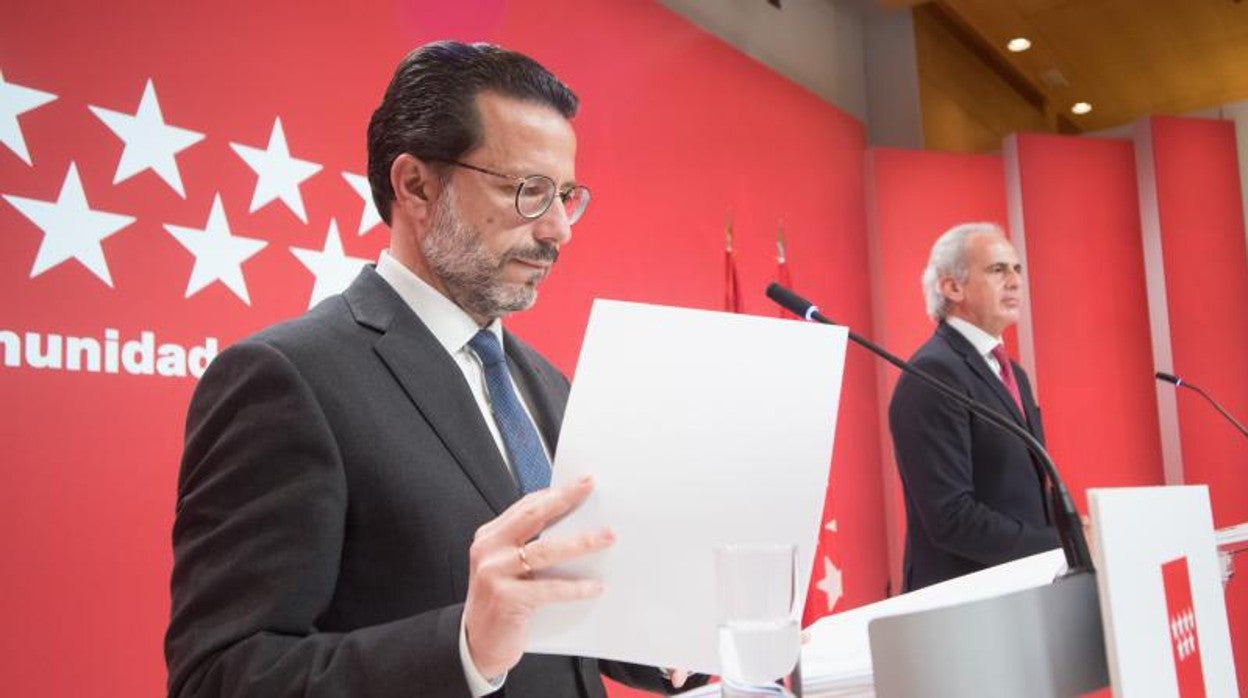 Los consejeros de Economía y Sanidad, Javier Fernández-Lasquetty y Enrique Ruiz Escudero, esta mañana en la rueda de prensa en la sede de la Comunidad de Madrid