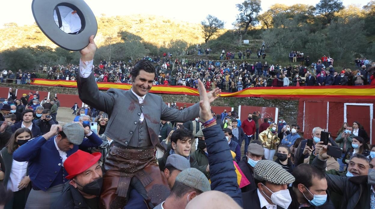 Sacan a hombros a Morante de la Puebla de la plaza de Valero(Salamanca)