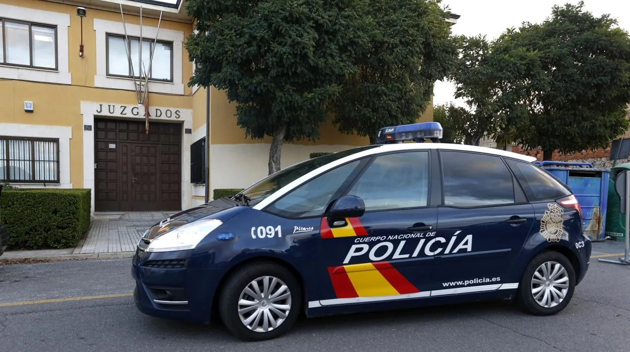 Coche de policía delante de los juzgados en la ciudad de Astorga, León