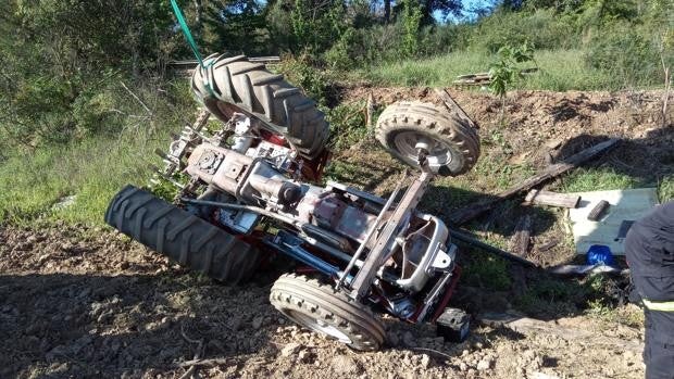 Muere un hombre de 67 años atrapado debajo de su tractor en Sosas de Laciana (León)