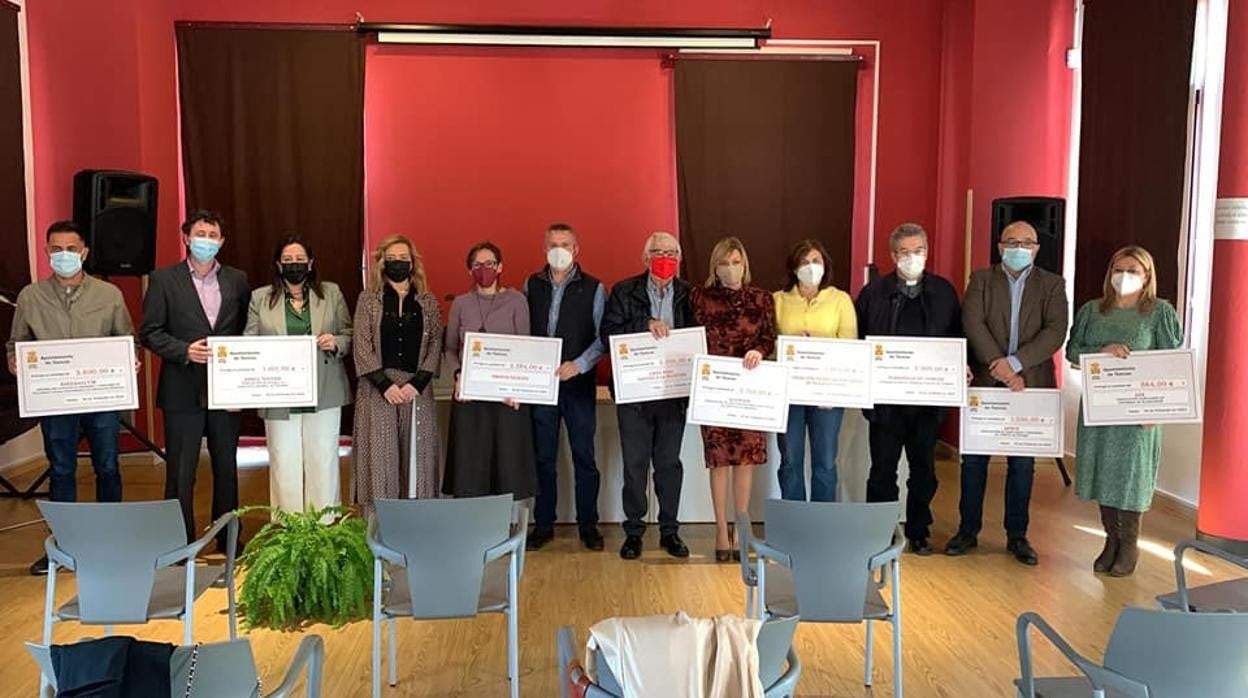 María José Gallego, con los representantes de ONGs y asociaciones beneficiadas