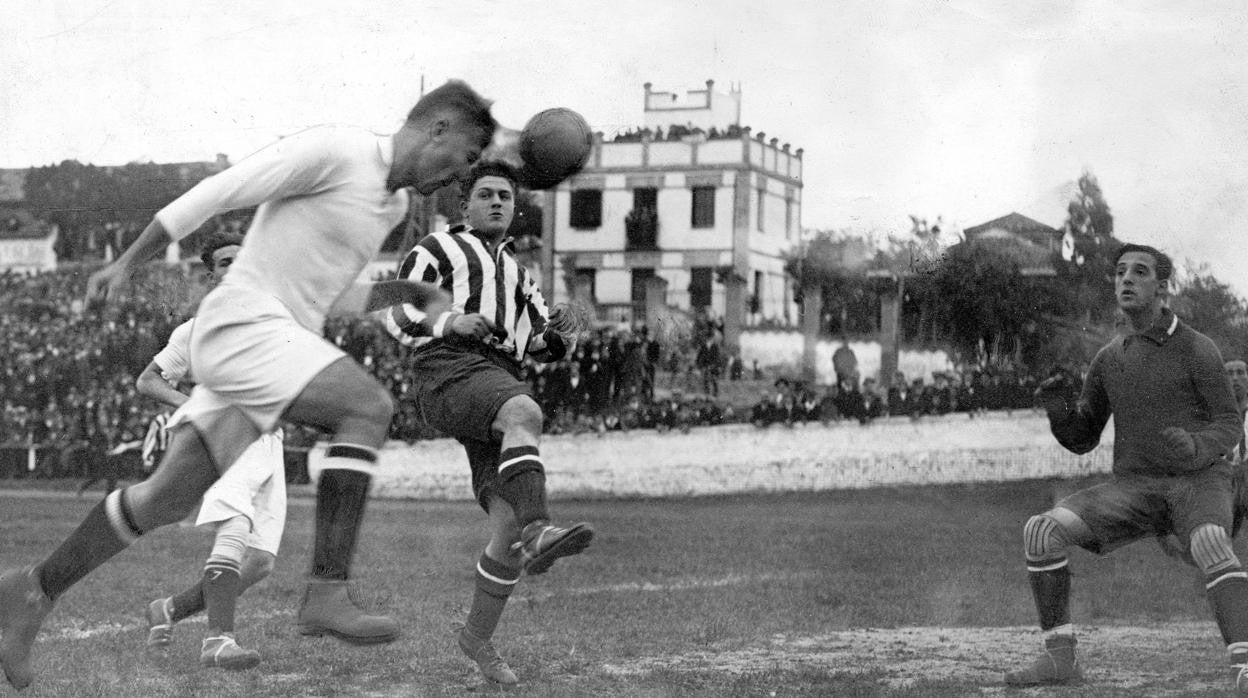 El primer equipo del Real Madrid en el campo de fútbol de O’Donnell, en 1902