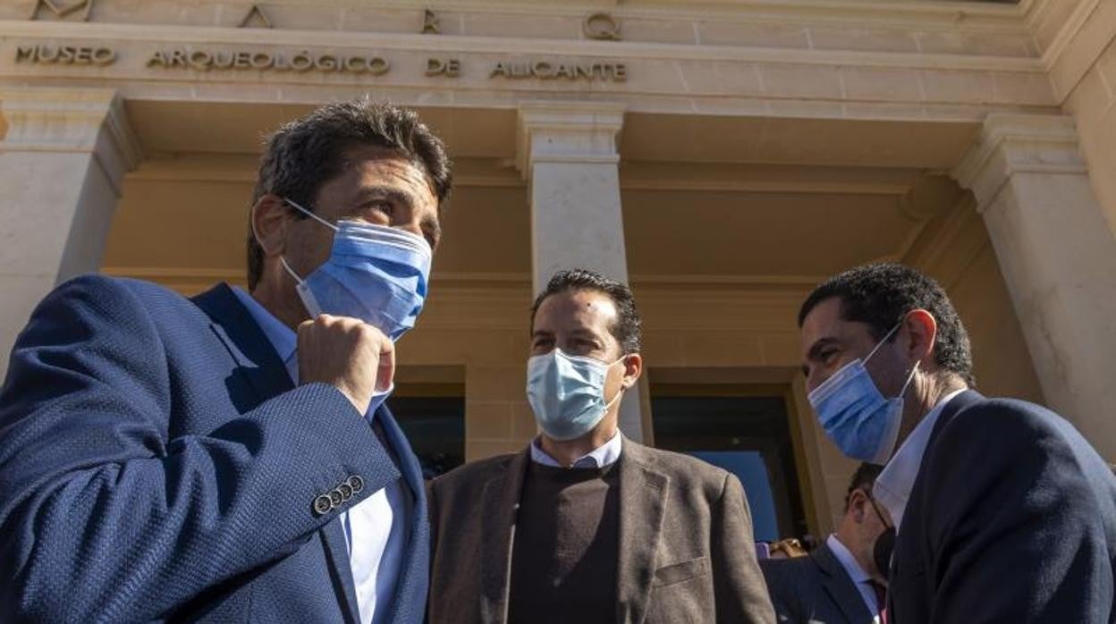 Carlos Mazón junto al presidente de la Federación Valenciana de Municipios y Provincias (FVMP), Rubén Alfaro, y el alcalde de Alcoy, Toni Francés, este lunes en Alicante