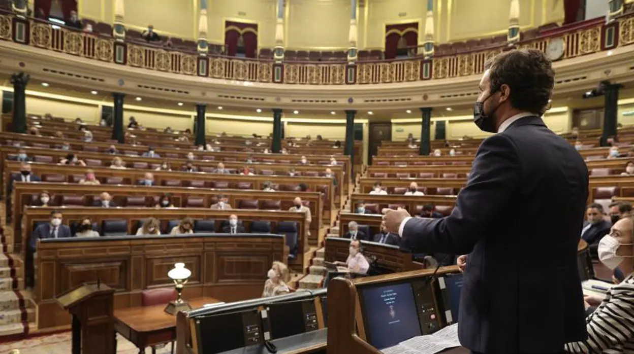 El presidente del PP, Pablo Casado, pregunta al presidente del Gobierno, Pedro Sánchez, en una imagen de archivo