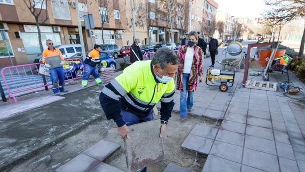 El Ayuntamiento renueva el solado del bulevar del paseo de la Rosa dañado por la climatología