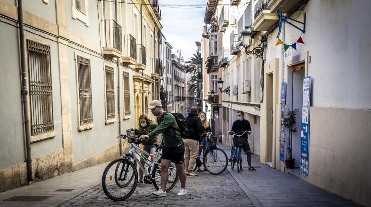 Turistas con mascailla visitando en bici el centro de Alicante