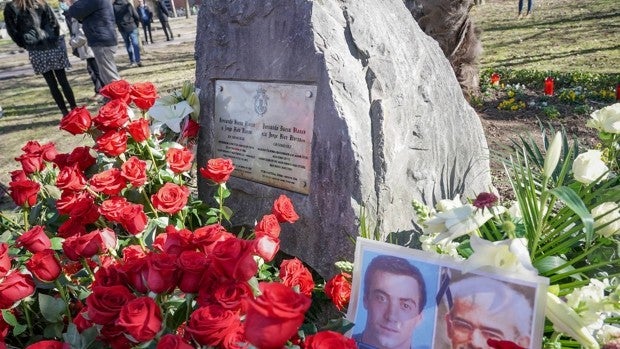 Rosas rojas y abrazos en Vitoria para recordar a Fernando Buesa y a su escolta Jorge Díez