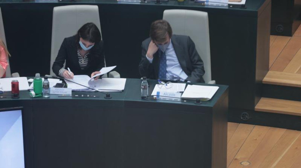 La delegada de Cultura, Andrea Levy, y el alcalde de Madrid, José Luis Martínez-Almeida, este martes en el pleno municipal