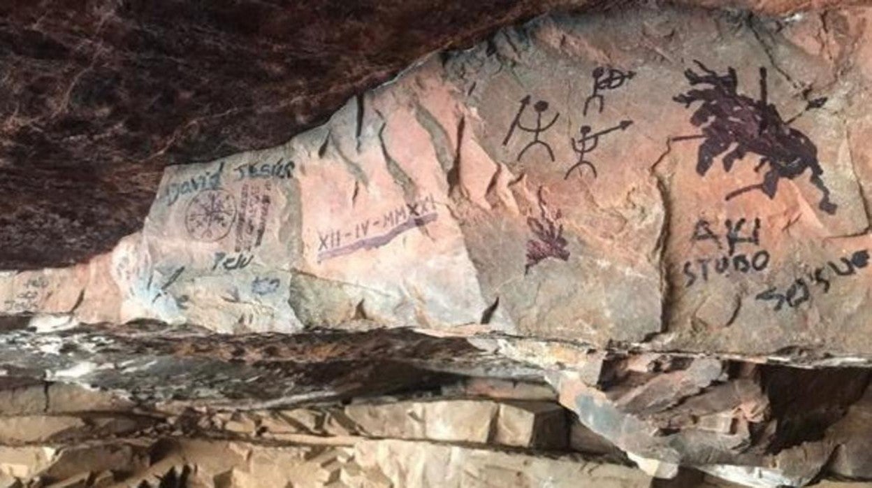 Imágenes del vandalismo en la cueva de 'La Rendija'