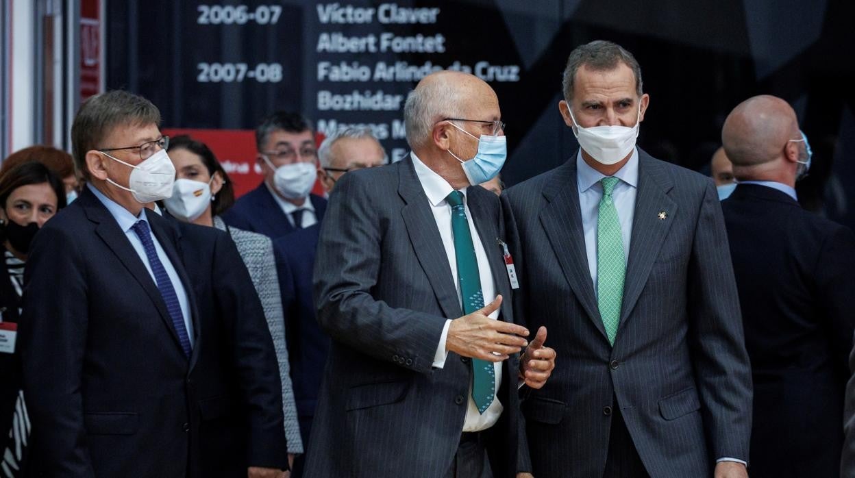 Imagen del Rey Felipe VI junto al presidente de Mercadona, Juan Roig, y el presidente de la Generalitat, Ximo Puig