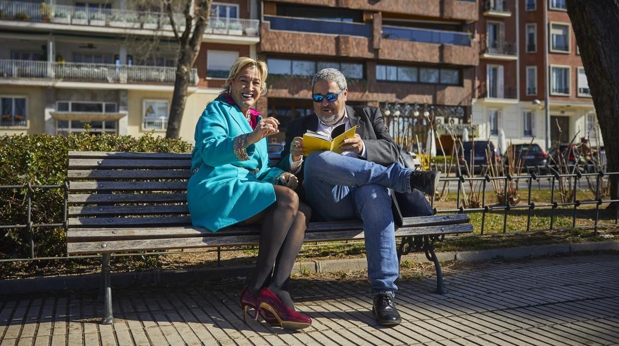 Alicia Viladomat, nieta de Guiomar, y Carlos Aganzo, en el paseo de Rosales