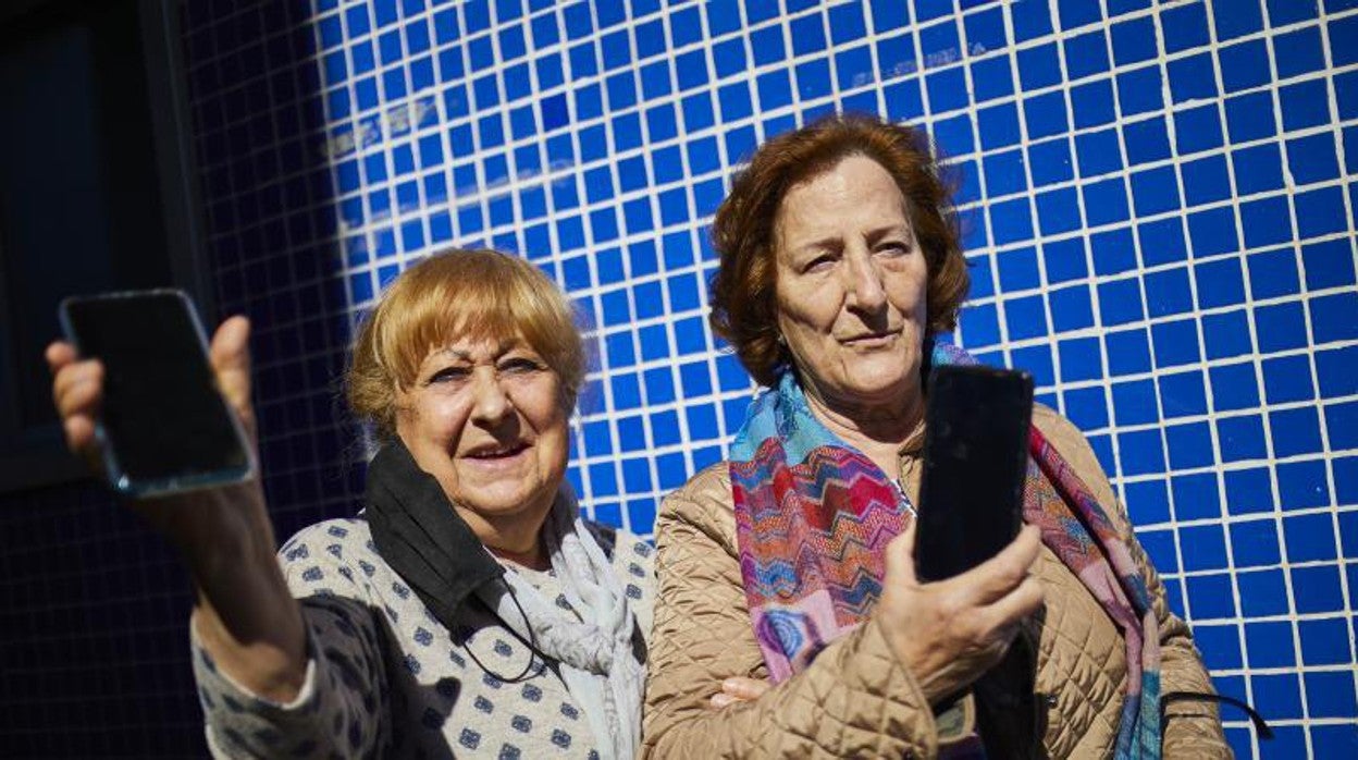 María José Díez y Juani del Olmo posan con sus 'smartphones'