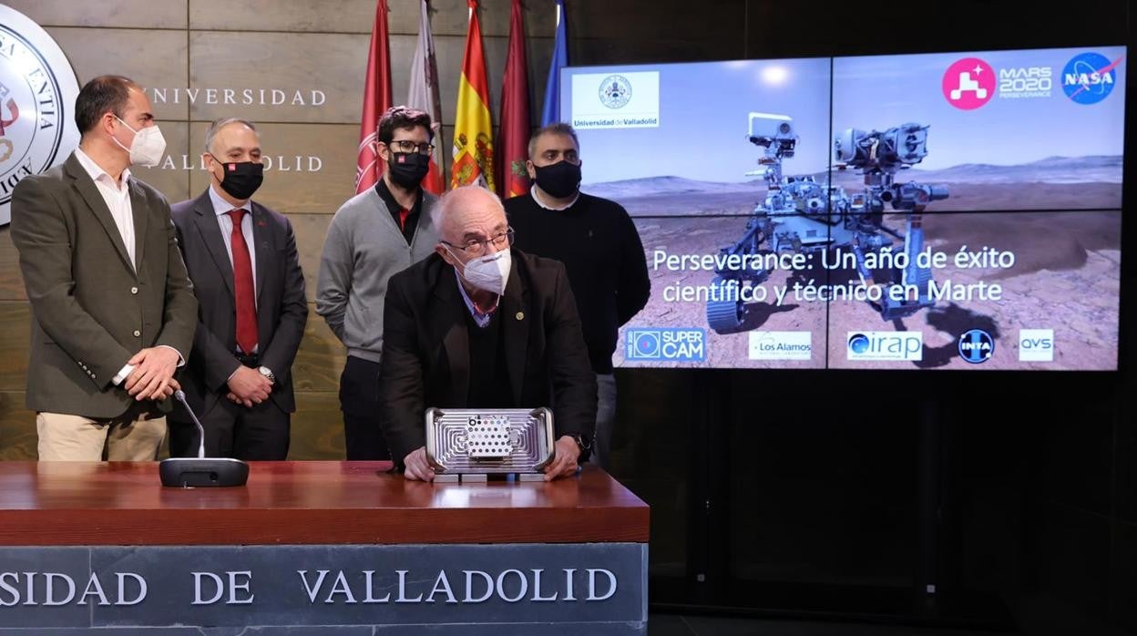 El rector de la UVa, el vicerrector y el grupo de investigación a cargo del sistema de calibración de la SuperCam presentan un año de avances del Perseverance