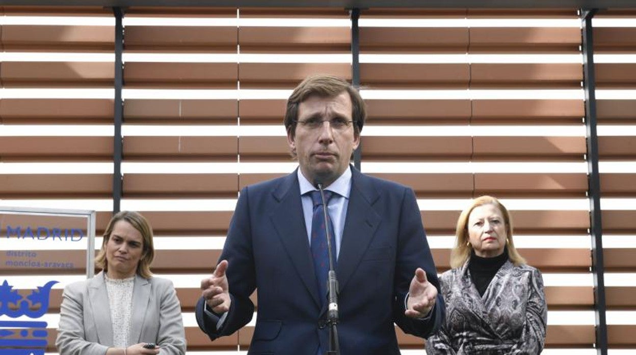 El alcalde de Madrid, José Luis Martínez-Almeida, ayer, en una visita a un centro de mayores de Aravaca