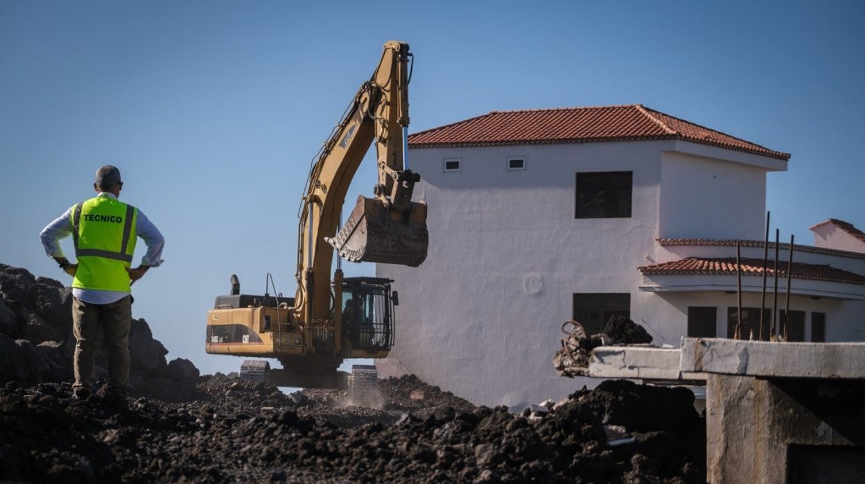 Un técnico supervisa las obras de reconstrucción del Valle