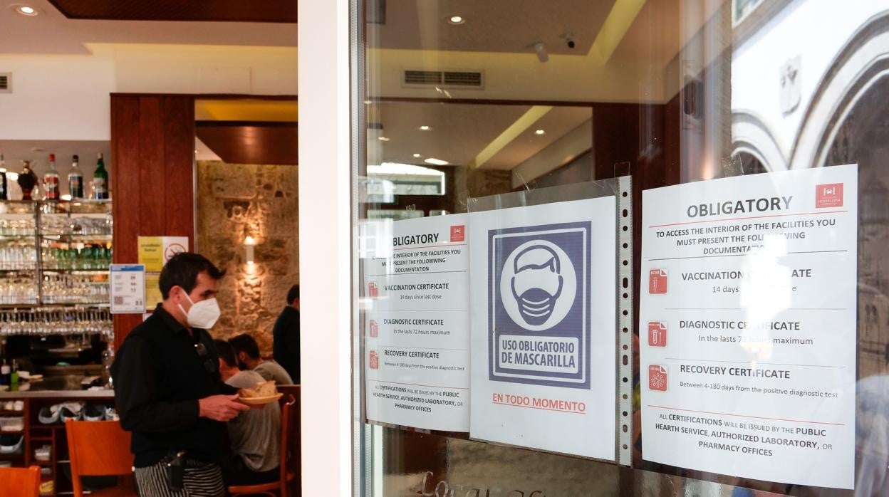 Obligatoriedad de la mascarilla en un local compostelano